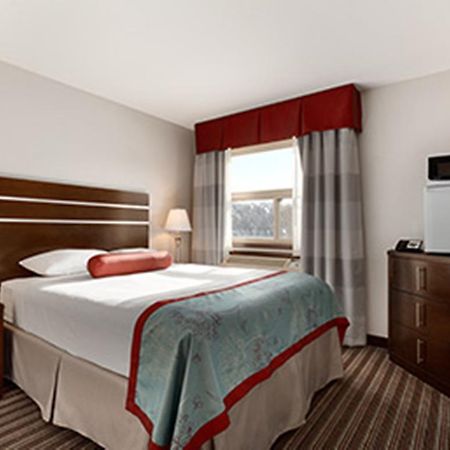 Отель Super 8 By Wyndham Saskatoon Near Downtown Экстерьер фото