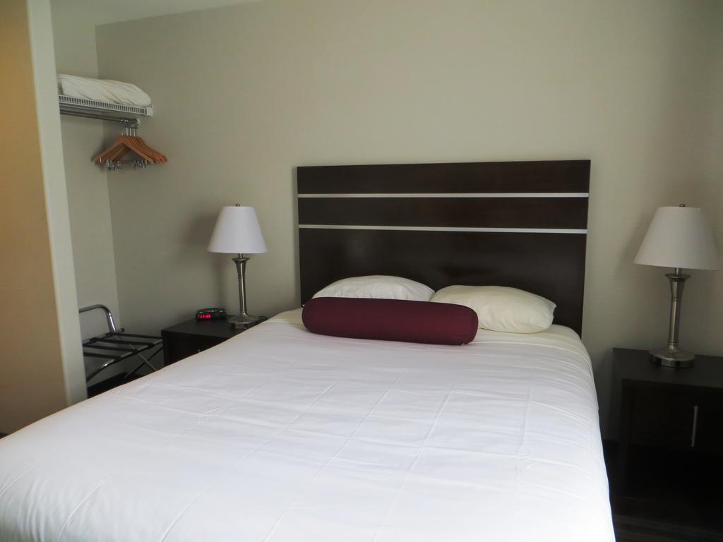 Отель Super 8 By Wyndham Saskatoon Near Downtown Экстерьер фото