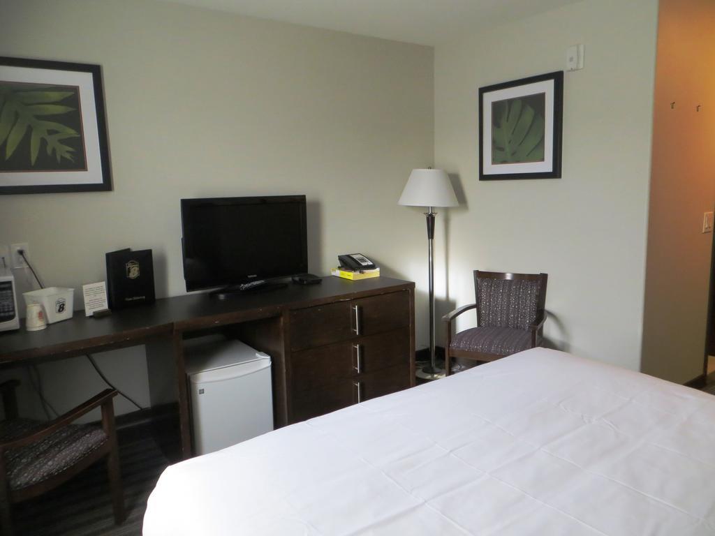 Отель Super 8 By Wyndham Saskatoon Near Downtown Экстерьер фото