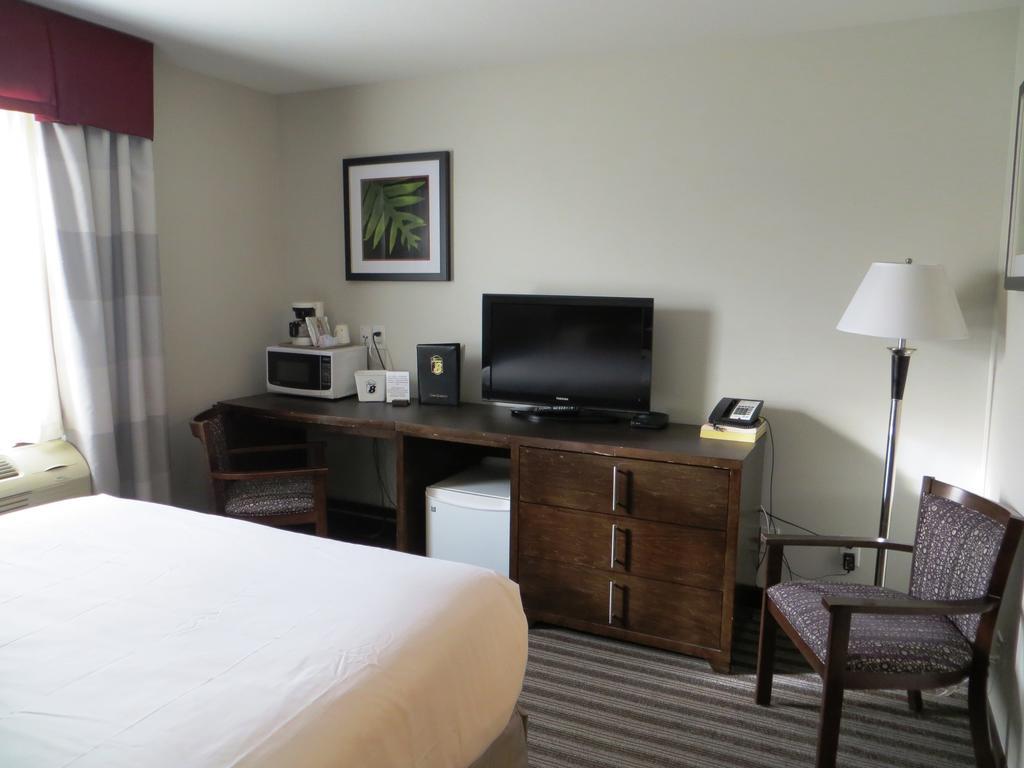 Отель Super 8 By Wyndham Saskatoon Near Downtown Экстерьер фото