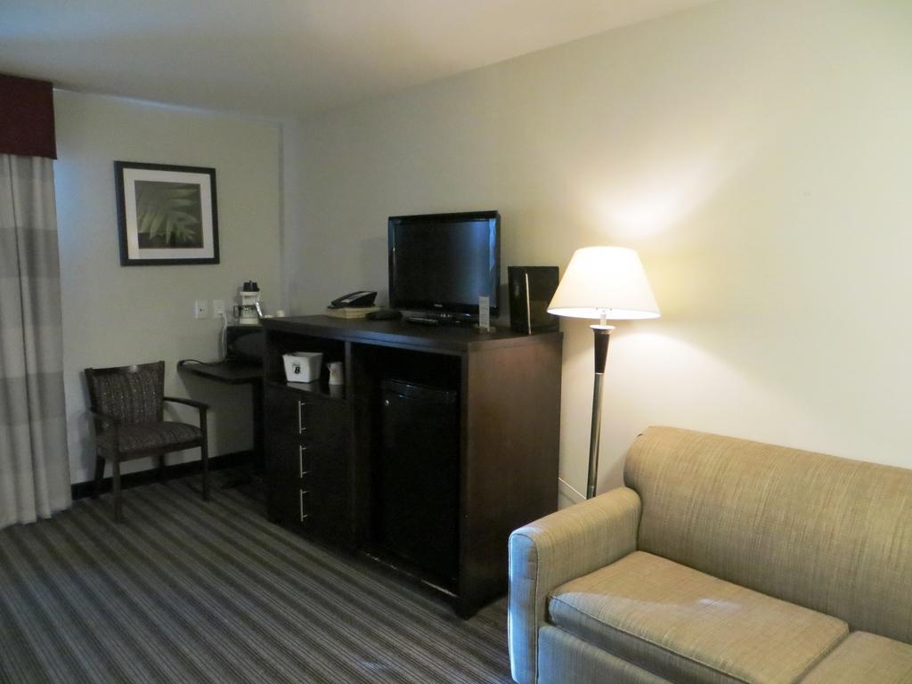 Отель Super 8 By Wyndham Saskatoon Near Downtown Экстерьер фото