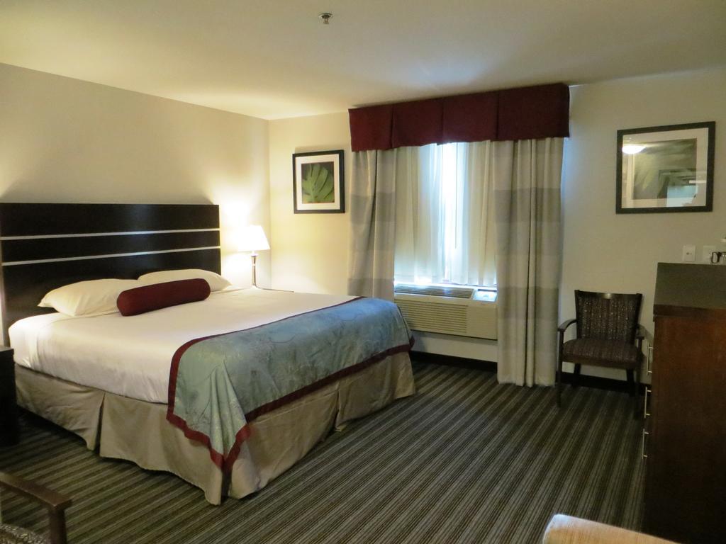 Отель Super 8 By Wyndham Saskatoon Near Downtown Экстерьер фото
