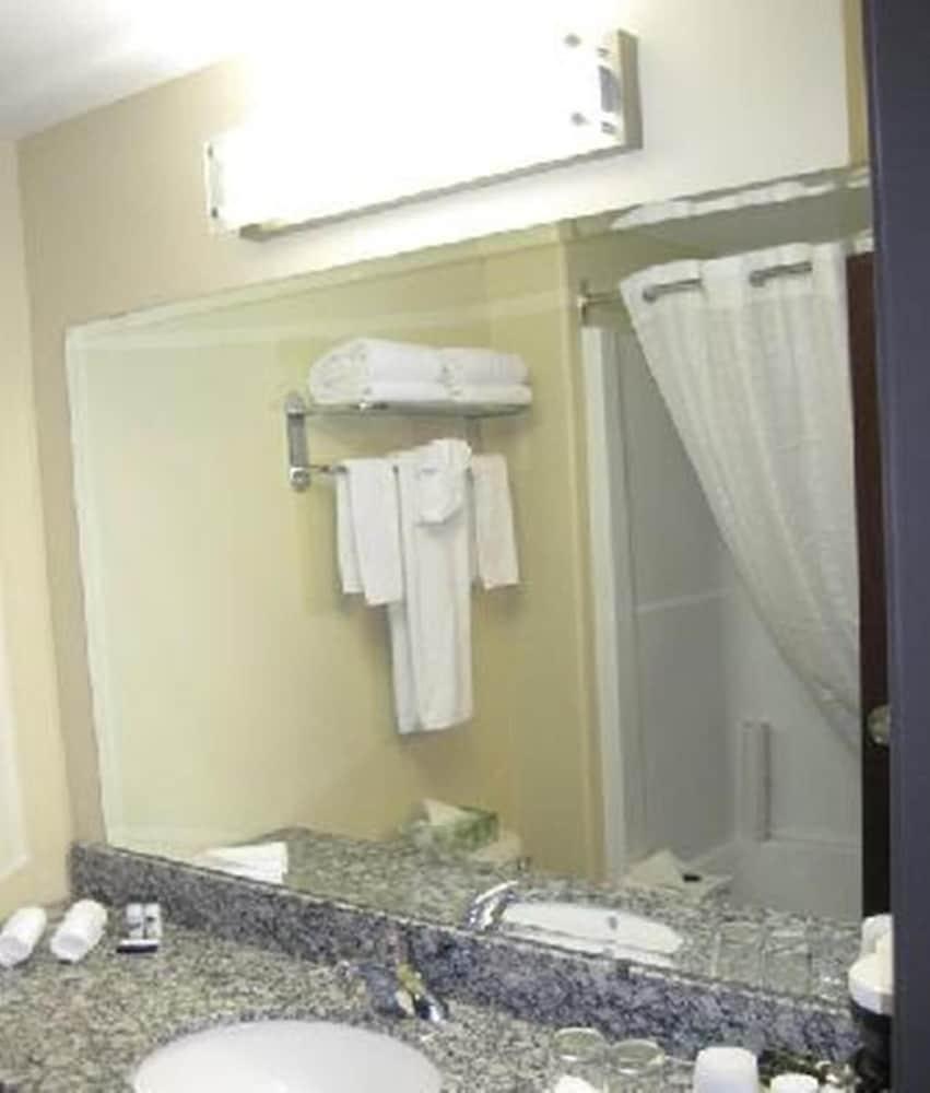 Отель Super 8 By Wyndham Saskatoon Near Downtown Экстерьер фото