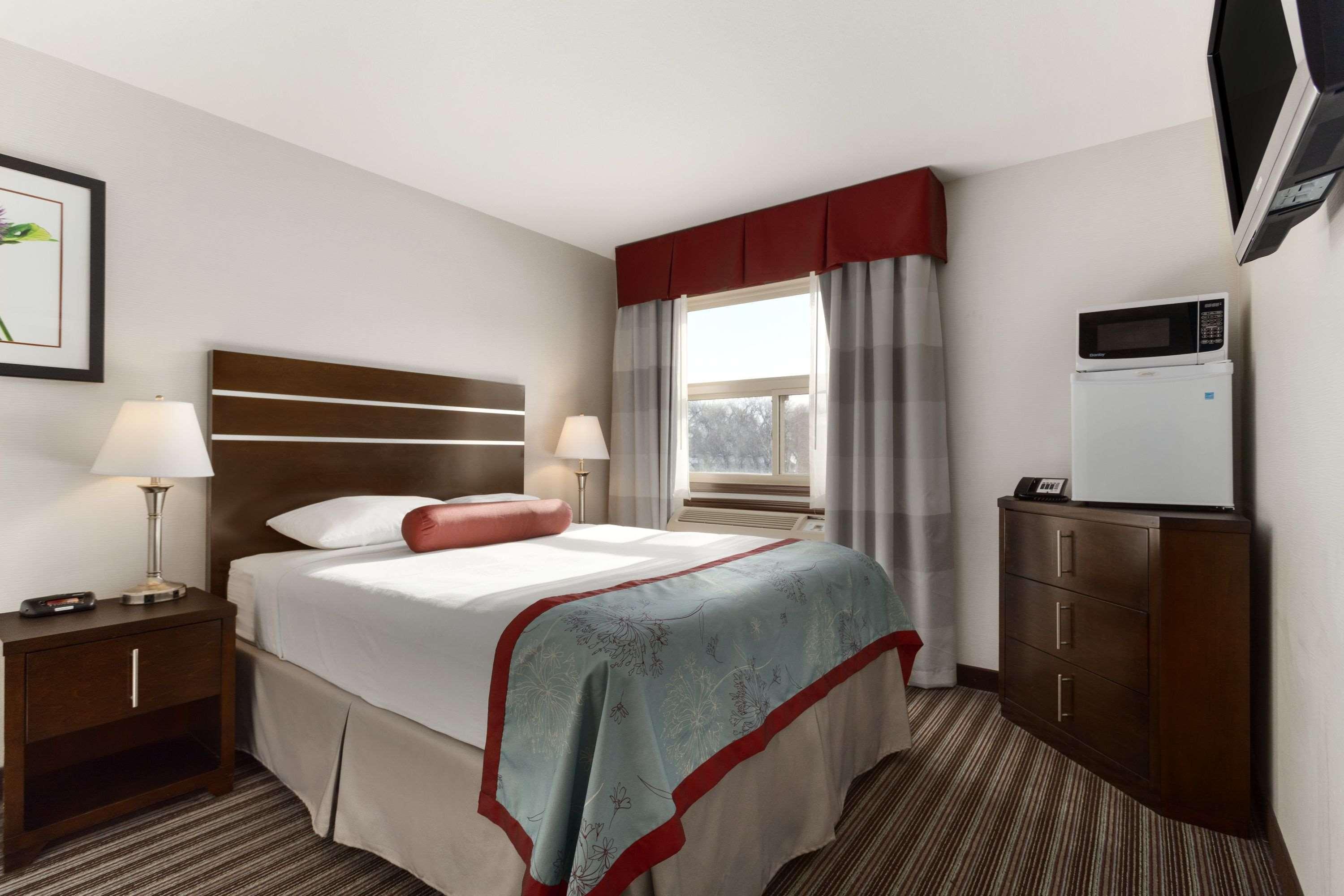 Отель Super 8 By Wyndham Saskatoon Near Downtown Экстерьер фото