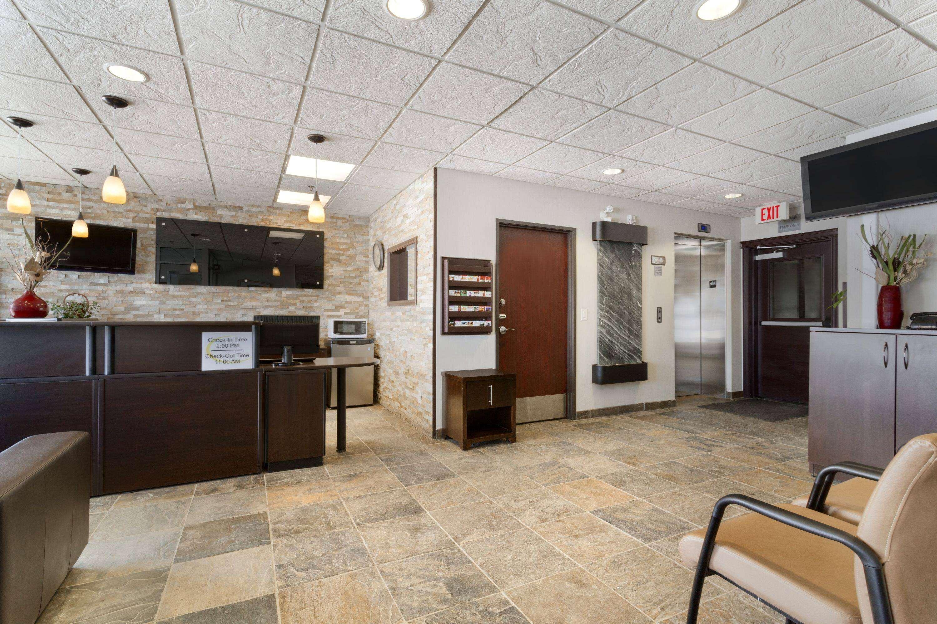 Отель Super 8 By Wyndham Saskatoon Near Downtown Экстерьер фото