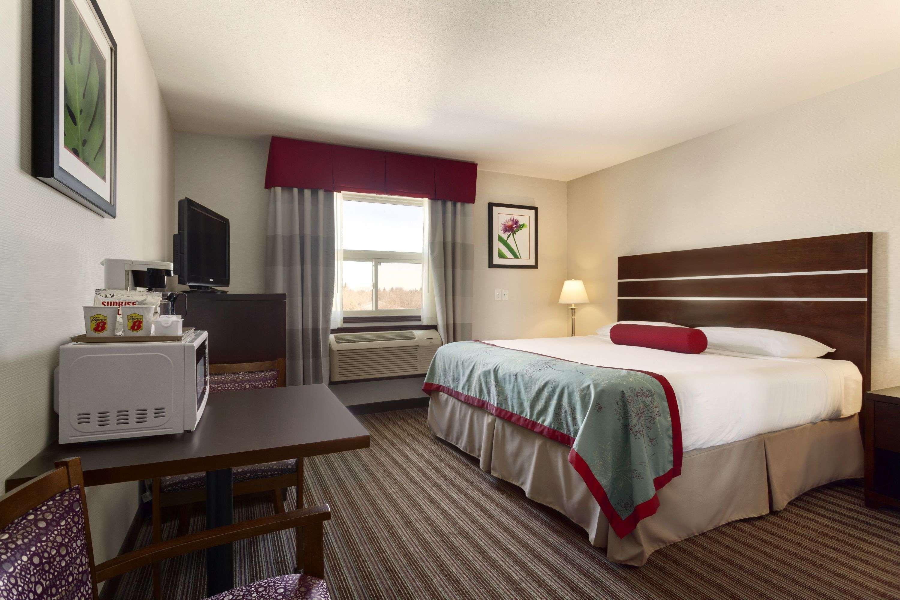 Отель Super 8 By Wyndham Saskatoon Near Downtown Экстерьер фото