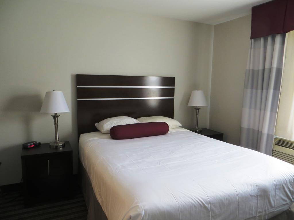 Отель Super 8 By Wyndham Saskatoon Near Downtown Экстерьер фото