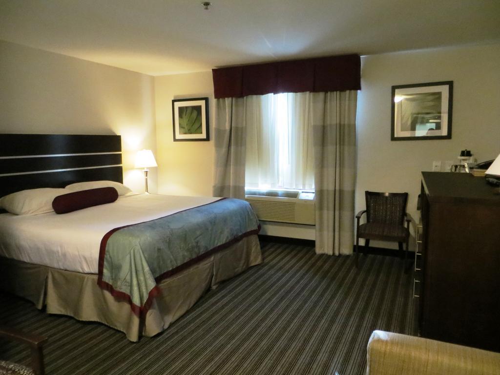 Отель Super 8 By Wyndham Saskatoon Near Downtown Экстерьер фото
