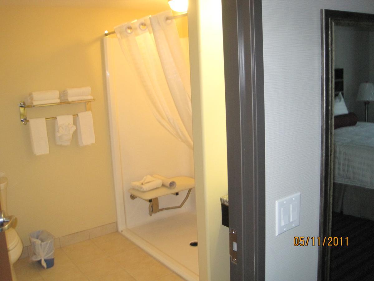 Отель Super 8 By Wyndham Saskatoon Near Downtown Экстерьер фото