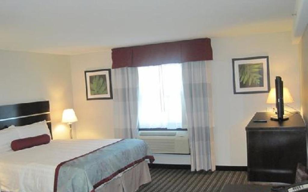 Отель Super 8 By Wyndham Saskatoon Near Downtown Экстерьер фото
