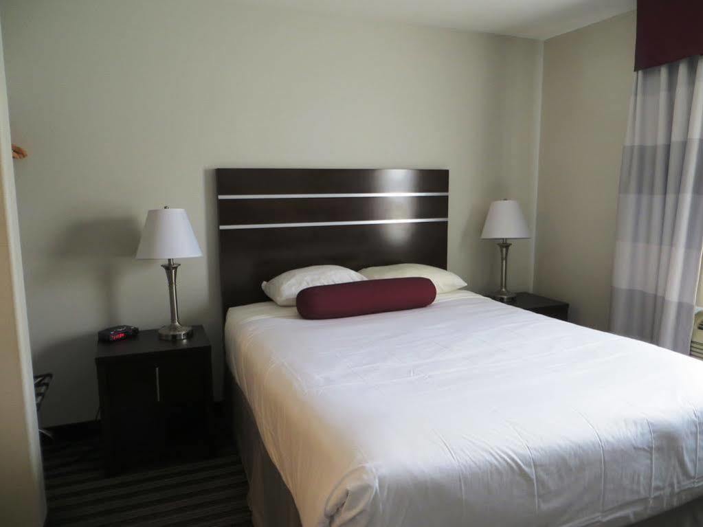 Отель Super 8 By Wyndham Saskatoon Near Downtown Экстерьер фото