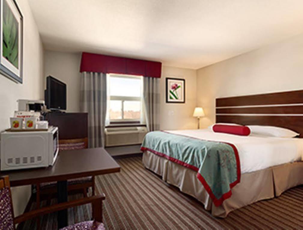 Отель Super 8 By Wyndham Saskatoon Near Downtown Экстерьер фото